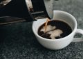 La cafetière à piston : un geste simple qui change le goût du café