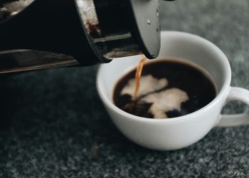 La cafetière à piston : un geste simple qui change le goût du café