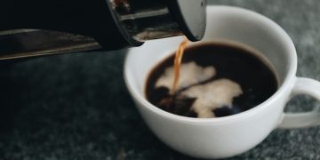 La cafetière à piston : un geste simple qui change le goût du café