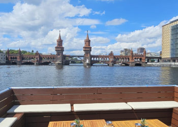 Eventfloss Berlin: Ein schwimmender Veranstaltungsort auf der Spree